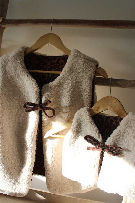 Le duo de gilets écru matchy maman/enfant