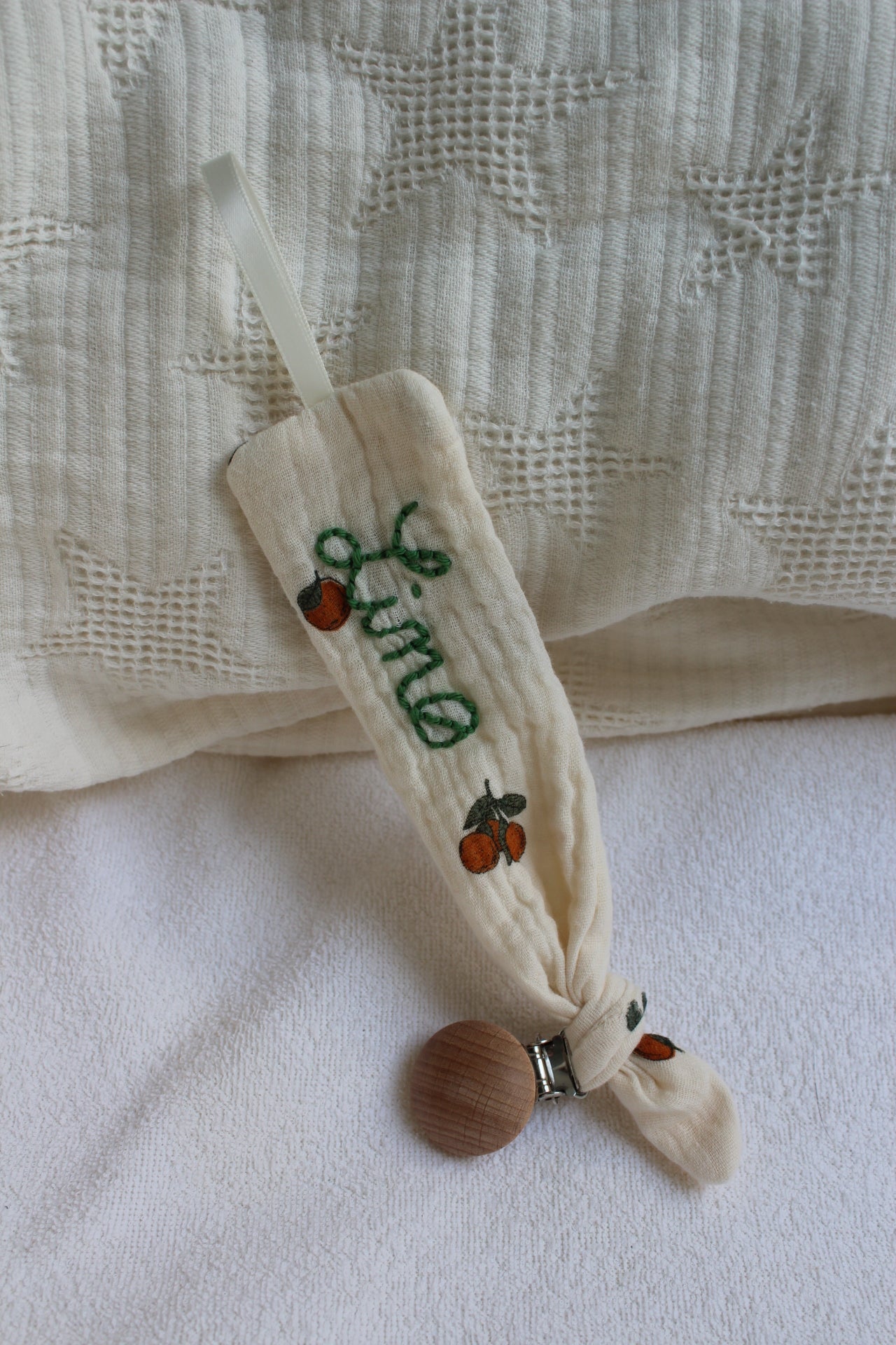 Attache tétine avec broderie (plusieurs choix de tissus)