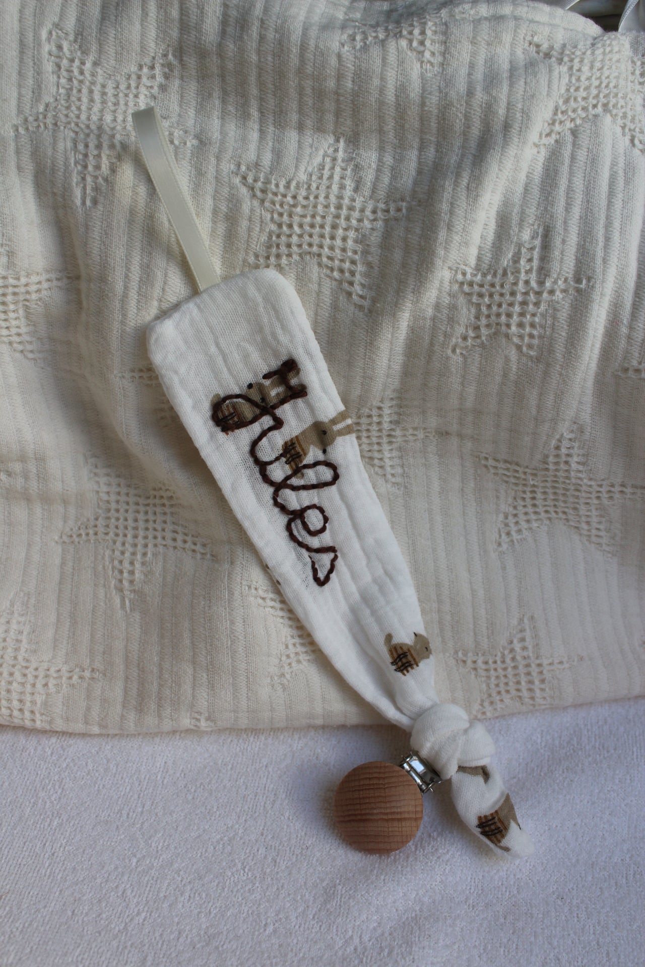 Attache tétine avec broderie (plusieurs choix de tissus)