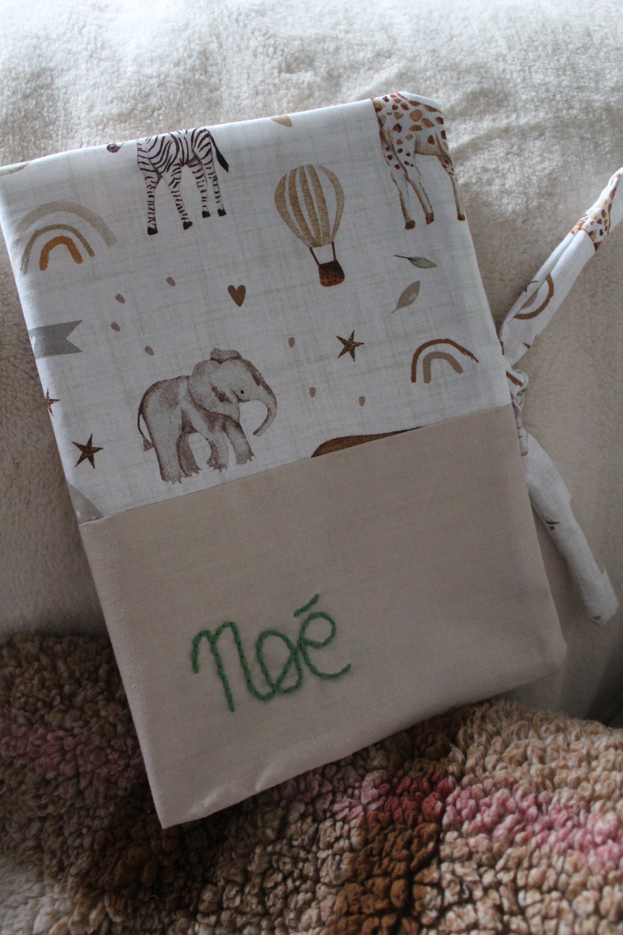 Protège-carnet de santé avec broderie