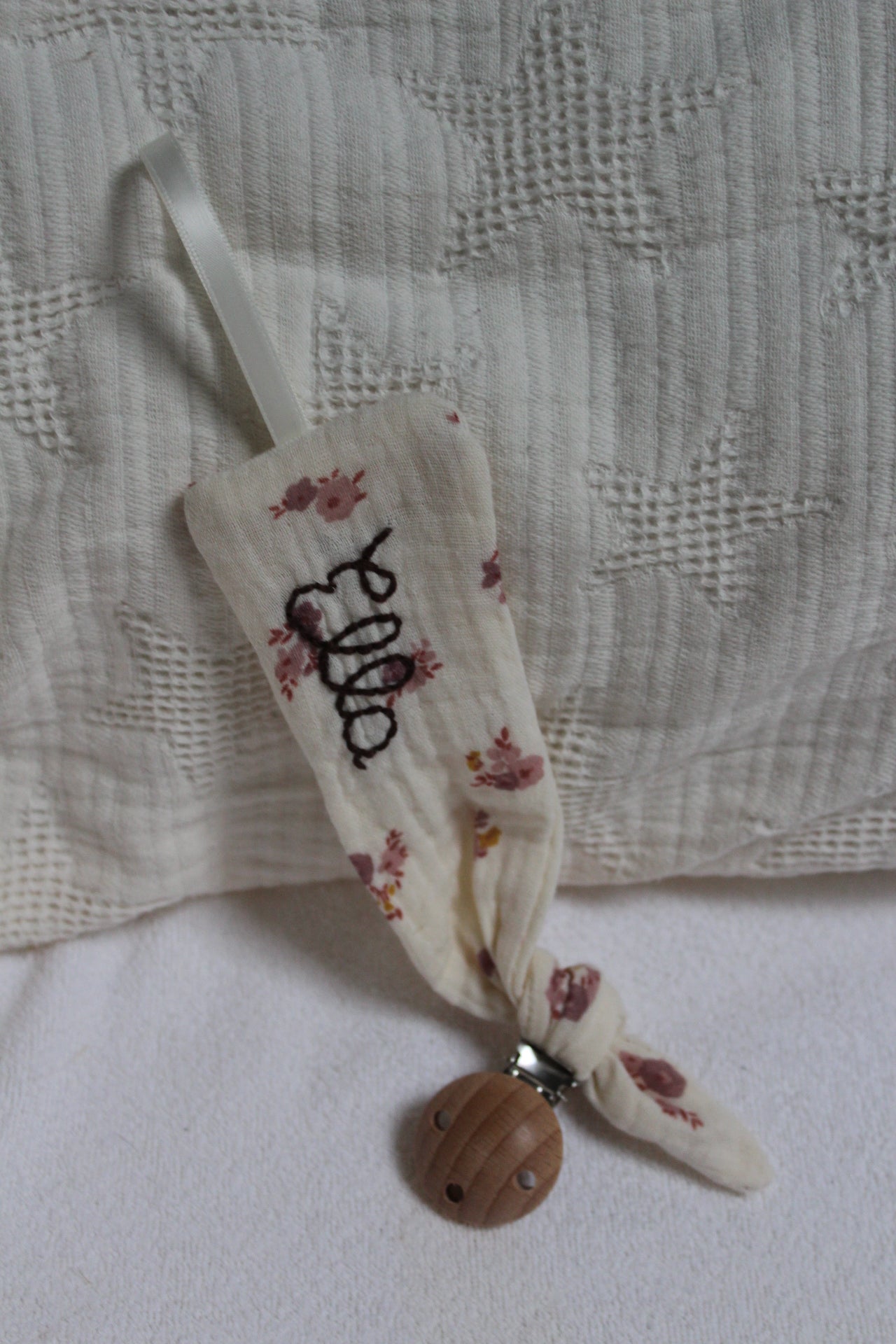 Attache tétine avec broderie (plusieurs choix de tissus)