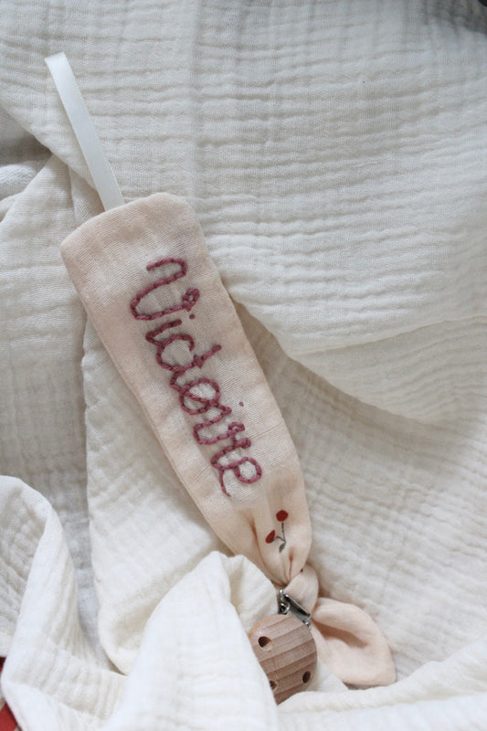 Attache tétine brodée