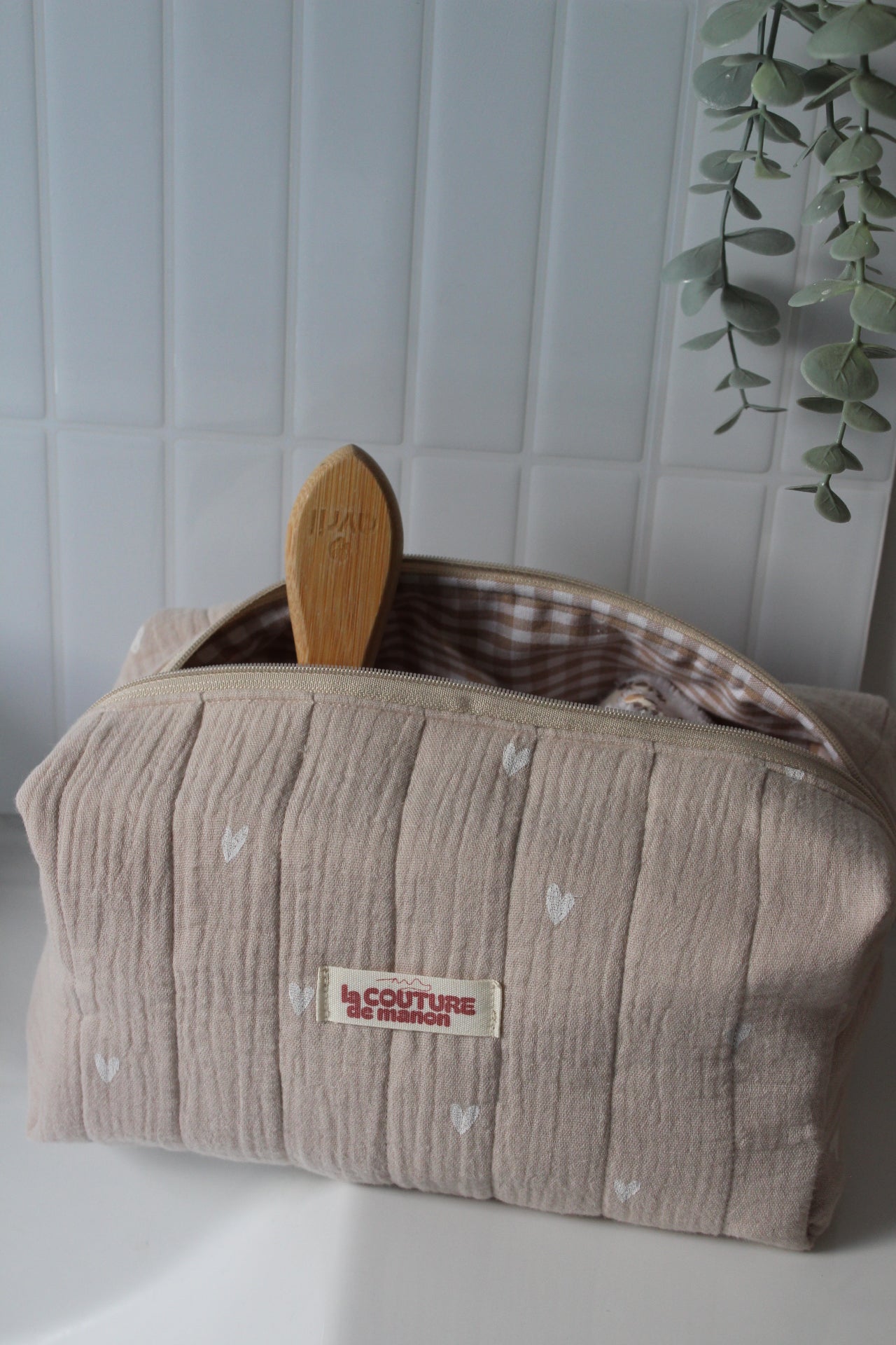 Trousse de toilette beige avec des coeurs blancs