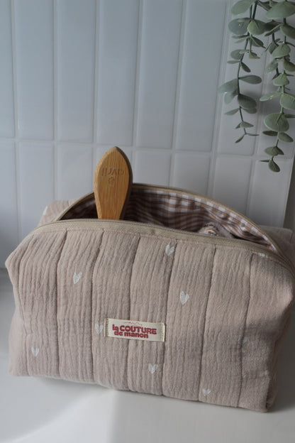 Trousse de toilette beige avec des coeurs blancs