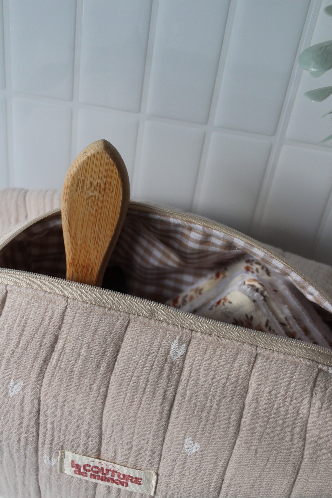 Trousse de toilette beige avec des coeurs blancs