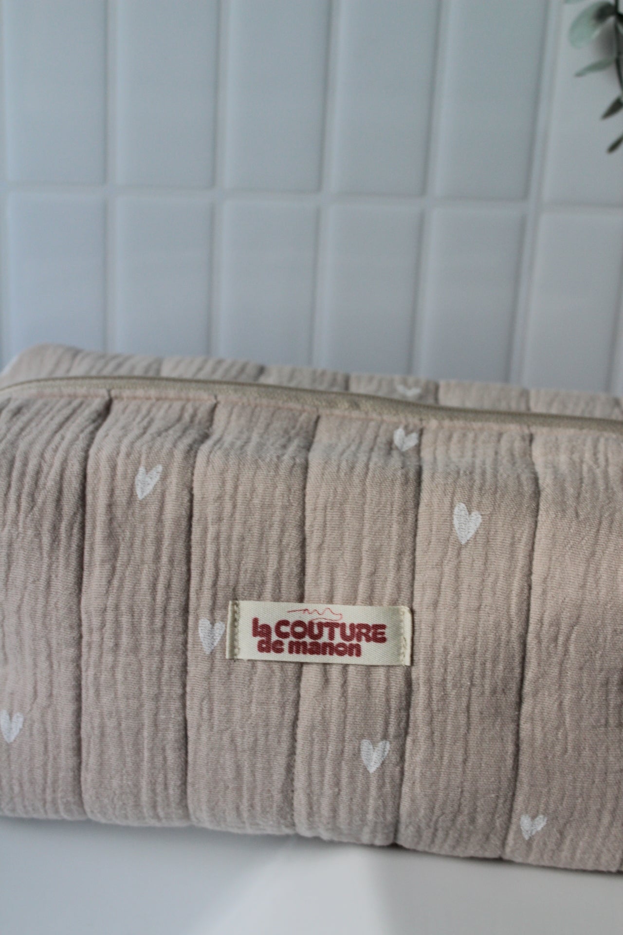 Trousse de toilette beige avec des coeurs blancs