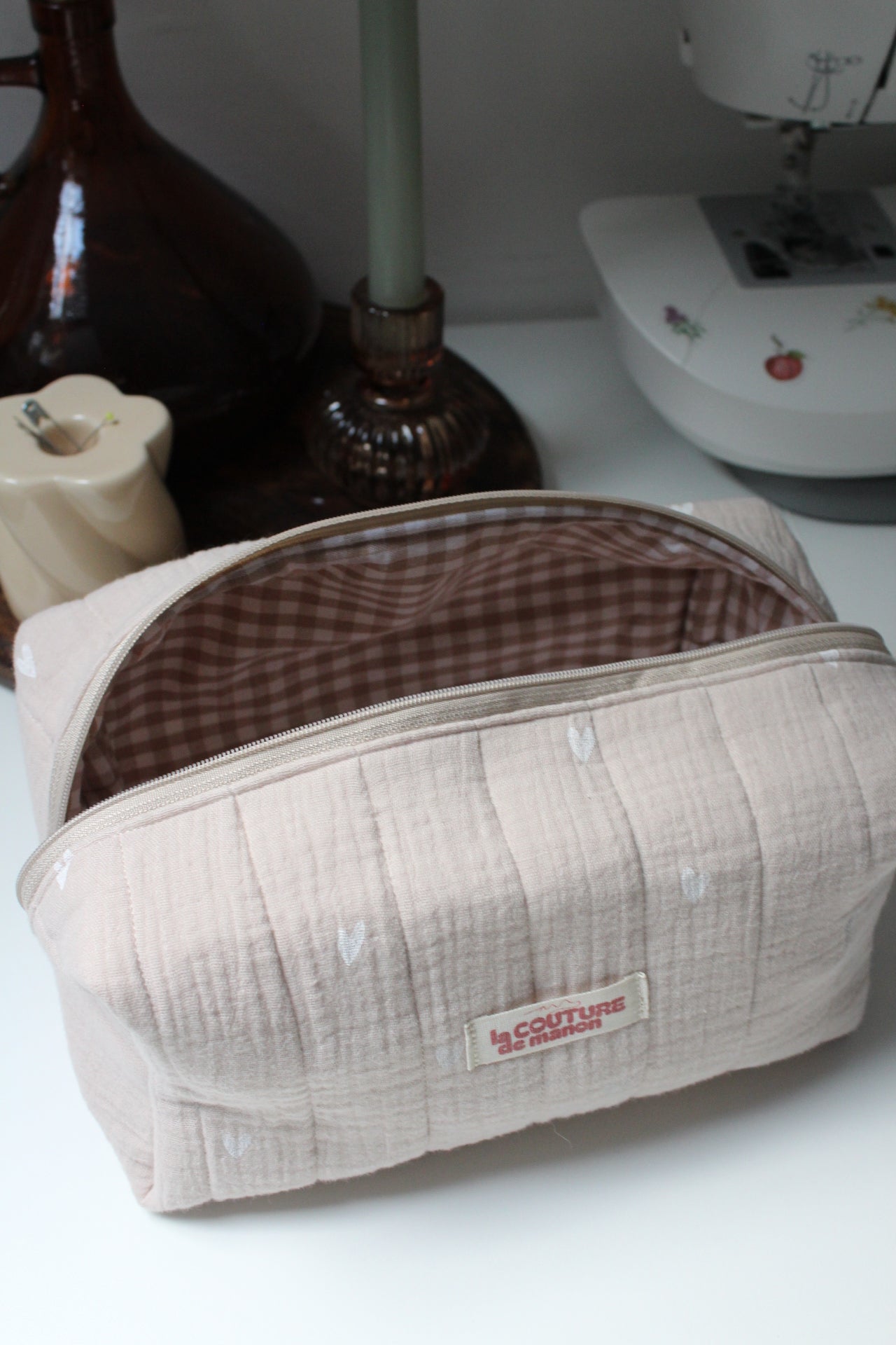 Trousse de toilette beige avec des coeurs blancs