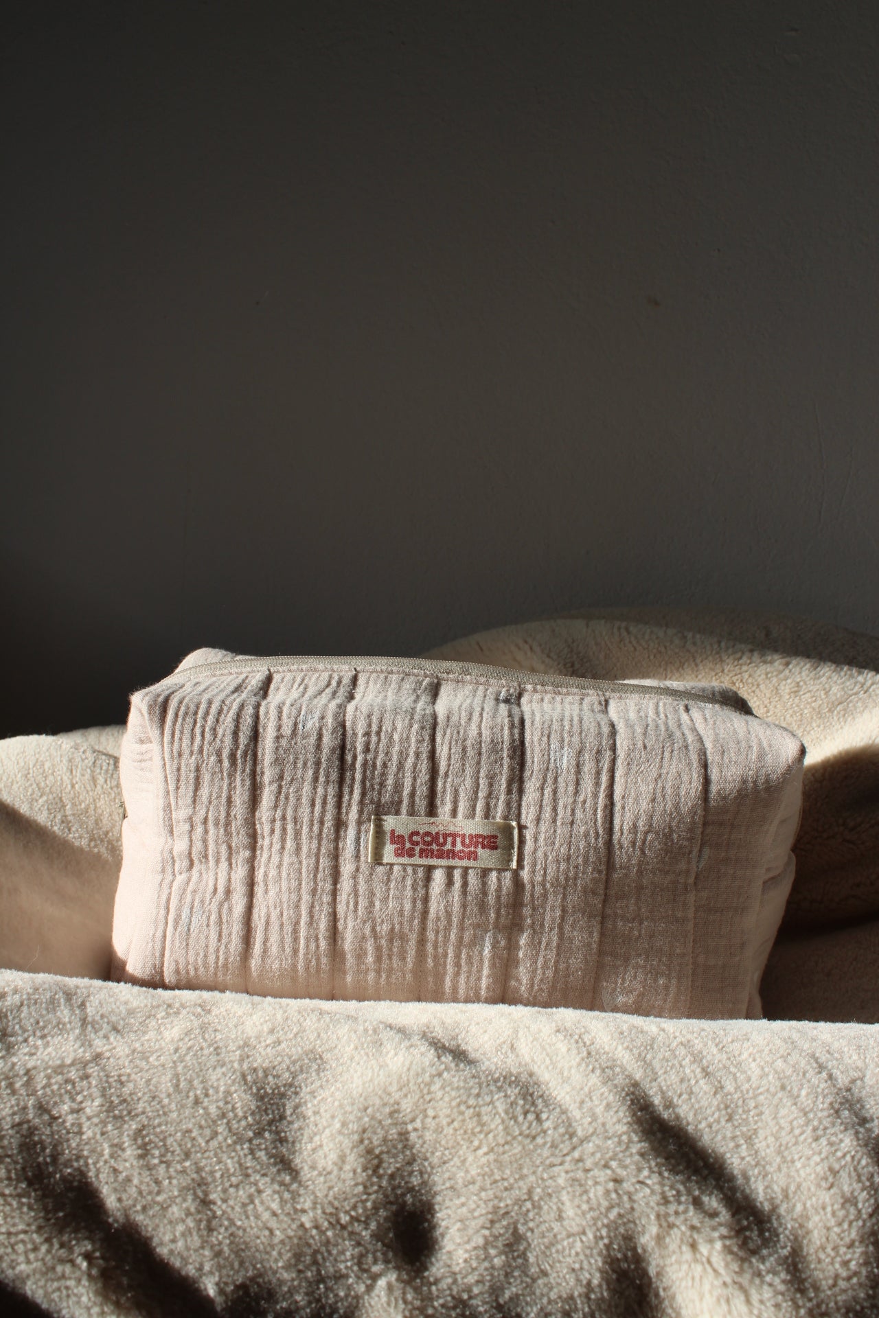 Trousse de toilette beige avec des coeurs blancs