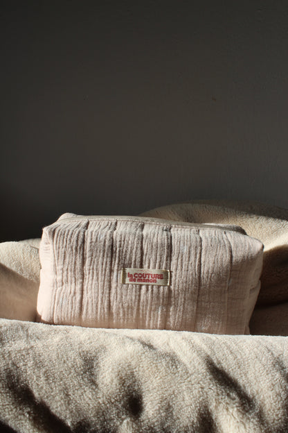 Trousse de toilette beige avec des coeurs blancs